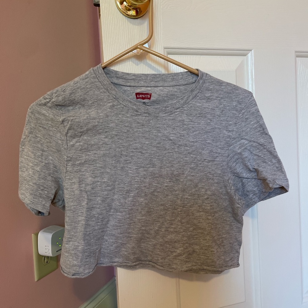 grey levi’s cropped tee